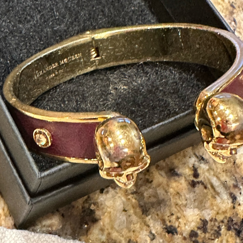 Alexander McQueen Gold Skull Cuff Bracelet - Picture 7 of 7